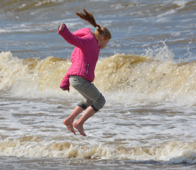 Spelend kind op het strand bij de zee