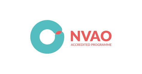 Een dike turquoise letter O met op 2 uur een rode stip, met rechts ernaast de hoofdletters NVAO en daaronder Accredited Programme. Klik om de link te volgen website van de NVAO