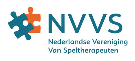 Logo NVVS, puzzelstukjes over elkaar heen, in groen en oranje, met daarnaast de hoofdletters NVVS in dezelfde kleur groen en daaronder Nederlandse vereniging van Speltherapeuten. Klik om de link te volgen naar de website van de NVVS.